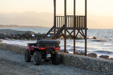 Gaziveren, Kıbrıs Rum Kesimi 05.15.2025 Quad motosikleti Kıbrıs Rum Kesimi 'nin Akdeniz kıyısına park etti.