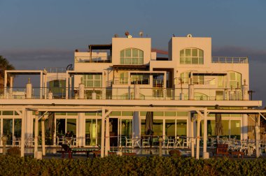 Kıbrıs 'ta Beyaz Villa Kompleksi Gün Batımında Parlıyor