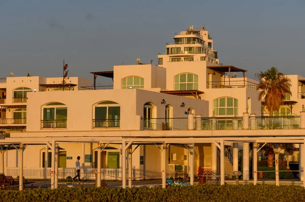 Kıbrıs 'taki beyaz bir villa kompleksinin huzurlu manzarası ılık gün batımı ışığında yıkandı,