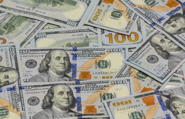 Kâr, yatırım ve sermaye büyümesini sembolize eden 100 dolarlık banknotlar..