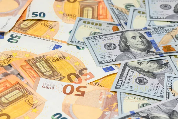 100 dolarlık banknotlar ve 50 avroluk banknotlarla birlikte dağıtıldı. Küresel para birimi ve ticareti sembolize eden finansal doku arka planı oluşturuldu..