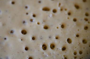 Krep hamuru sıcak bir tavada cızırdıyor, rahat bir mutfak ortamında altın, pofuduk krepler yaratıyor..