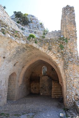 Kuzey Kıbrıs 'taki Aziz Hilarion Şatosu' nun kadim taş iç mimarisi, kemerli tavanlar ve ortaçağ mimarisi yüzyıllar boyunca korunmuş..