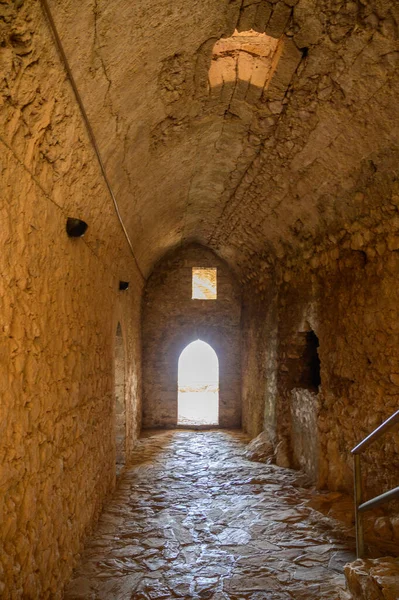 St. Hilarion Kalesi 'nin içinde kemerli tavanları olan uzun bir ortaçağ koridoru..