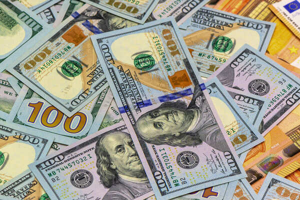 Различные номиналы разбросанных банкнот, символизирующие финансовые операции и динамику мировой экономики.