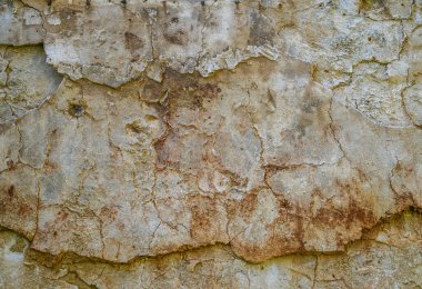 Çatlamış ve soyulmuş yüzey zaman ve hava durumu hakkında bir hikaye anlatıyor, toprak renklerini ve kırsal desenleri gösteriyor.