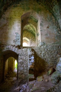 Aziz Hilarion Şatosu 'nun içinde, taştan sunak tabanı ve kemerli pencereleri olan, yumuşak güneş ışığıyla yıkanmış bir ortaçağ şapelinin kalıntıları..