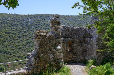 Kuzey Kıbrıs 'ın Kyrenia dağlarına tünemiş Aziz Hilarion Şatosu inanılmaz manzaralar ve ortaçağ cazibesi sunan tarihi bir mücevherdir..