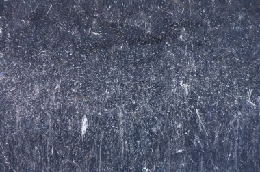 Karanlık taş katmanları zamanın şekillendirdiği karmaşık dokular sergilerler, doğanın doğadaki yorulmak bilmez sanatını ima eder..