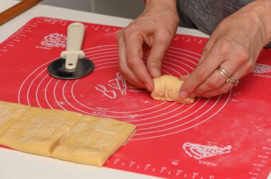 Mutfakta Parker House Rolls için Öksürük Kesen Kadın