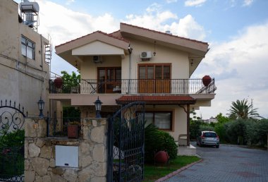 Kıbrıs 'ın huzurlu bir köyünde taş duvarları ve fayanslı çatısı olan otantik geleneksel ev, yerel Akdeniz mimarisini yansıtıyor.