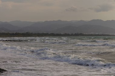 Dokulu deniz yüzeyi ve Kıbrıs kıyısı yakınlarında dalgalar kırılıyor