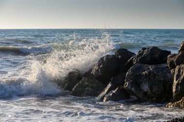 Akdeniz 'in köpüklü dalgaları engebeli kıyı kayalarına çarpıp doğal bir deniz manzarası oluşturdu..