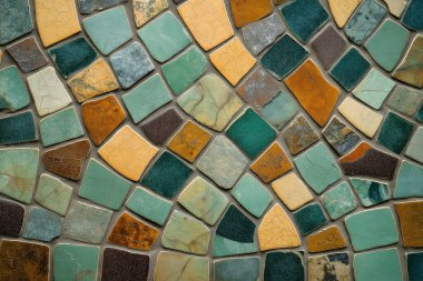 Değişik mozaik fayansların karmaşık düzenlenmesi canlı renkler ve dokular sergiliyor, yaratıcılığa ilham veriyor.