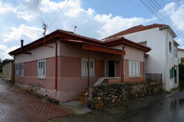 Lefke, Kuzey Kıbrıs 'taki otantik eski sokak. Beyaz duvarları, renkli ahşap panjurları ve terasotta çatıları olan geleneksel mimari..