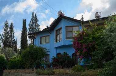 Kıbrıs 'ın tarihi Lefke kentinde peri masalı gibi görünen büyüleyici mavi boyalı ev.