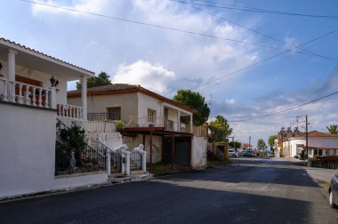 Lefke, Kıbrıs 'ta sakin, otantik bir cadde, beyazlatılmış binalar, büyüleyici mimari ve dağ manzaralı.