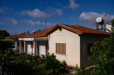 Lefke 'deki Eski Sokak, Beyaz Yıkanmış Duvarlar ve Kemerli Kapılar