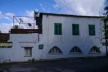 Lefke 'de Yeşil Tahta Panjurlu Geleneksel KKKTC