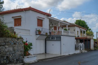 Beyaz Duvarlı ve Mavi Panjurlu Eski Kıbrıs Sokağı