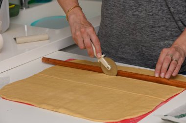 Pasta Hazırlığı İçin Pizza Makasıyla Hamur Kesen Kadın