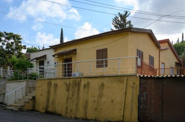 Lefke 'de dar bir sokak. Geleneksel beyaz duvarlı evler ve parlak mavi ahşap panjurlar..