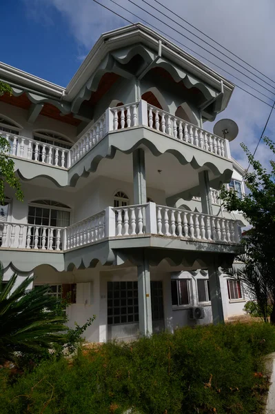 Doğal taş duvarları, yeşil ahşap panjurları ve Lefke 'deki huzurlu sokak atmosferi olan eski Kıbrıs Rum evi..