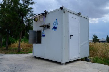 Kıbrıs Rum Kesimi 'ndeki self-servis su dağıtıcı konteynırı