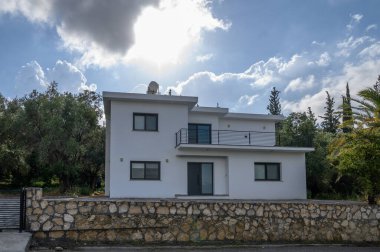Lefke 'de beyaz duvarları, tahta panjurları ve Akdeniz atmosferi olan geleneksel bir Kıbrıs Rum evi..