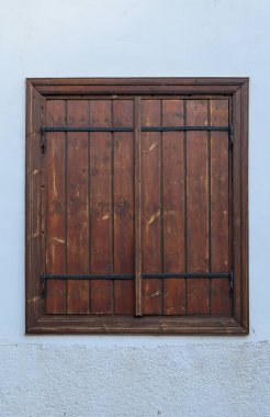 Kıbrıs 'ta geleneksel bir evde klasik ahşap panjurlu, kırsal bir pencereye yakın çekim.