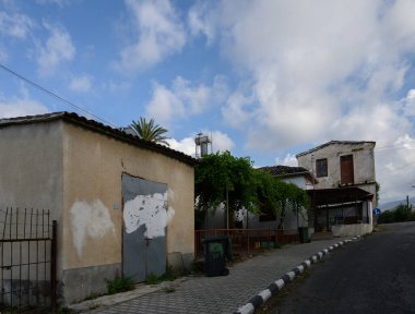 Kıbrıs Rum Kesimi 'nin tarihi Lefke kentinde yer alan otantik Kıbrıs mimarisi, beyazlatılmış duvarlar ve ahşap ayrıntılarla donatılmış.