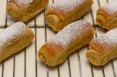 Altın ev yapımı Parker House ruloları fırından yeni çıkmış ve servis yapmaya hazır..