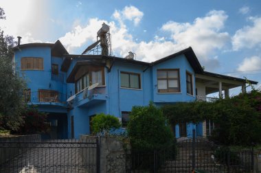 Lefke, Kıbrıs Rum Kesimi 'ndeki Büyülü Mavi Ev