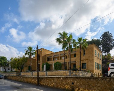 Kıbrıs Rum Kesimi 'nin Lefke kentindeki tarihi postane binasında, taş duvarlar ve klasik cazibeyle geleneksel mimari sergileniyor.