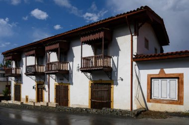 Lefke Kıbrıs Caddesindeki Eski Geleneksel Otel Binası