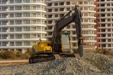 Kıbrıs 'ta kumsalda sarı kazıcılı inşaat sahnesi