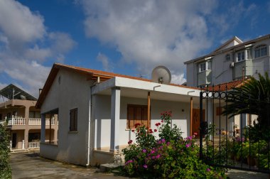 Lefke Kıbrıs 'ta Yeşil Panjurlu Geleneksel Taş Ev