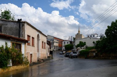 Kıbrıs 'ın sessiz sokaklarına hafif bir yağmur yağarak, eski kentte yansımalar ve sakin bir atmosfer yarattı..