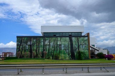 Kıbrıs Rum Kesimi 'nde ana yola yakın bir yerde, yerli ve yolculara çeşitli mallar sunan geniş bir yol kenarı mağazası. Tipik modern Kıbrıs mimarisi.