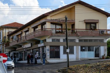 Döşeme çatılı ve taş duvarlı geleneksel evler, süslü girişler ve çiçek açan çiçekler otantik bir Akdeniz atmosferi yaratır.