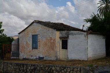 Lefke 'de Tahta Panjurlu Beyaz Geleneksel KKKTC