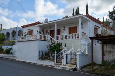 Lefke 'deki huzurlu cadde eski tarz evler, ahşap balkonlar ve çiçek açan bitkilerle doluydu..