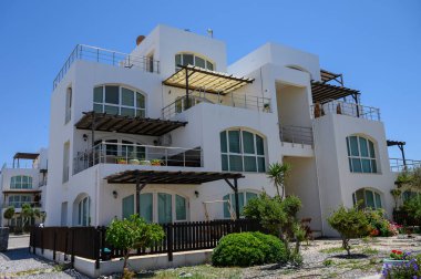 Kıbrıs 'taki Akdeniz yakınlarında sessiz bir yerleşim yerinde modern beyaz villalar.