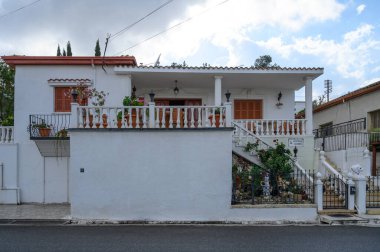 Lefke 'nin dar bir sokağındaki eski taş evler, Kıbrıs Rum mirasının gerçek çekiciliğini yakalıyor..