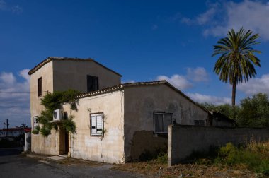 Lefke 'de Taş Duvarlar ve Tahta Kapılar ile Büyüleyici Sokak