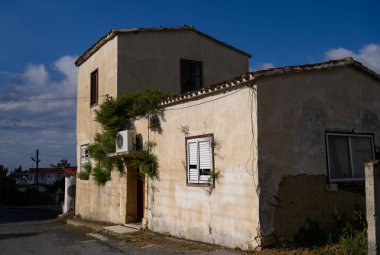 Lefke 'de taş evler ve Kıbrıs' ın tipik ahşap kapılarıyla dolu pitoresk dar bir sokak..