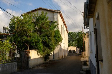 Lefke 'de taş evler ve balkonlarla dolu tuhaf Kıbrıs caddesi, yerel mimari ve cazibe sergileniyor.