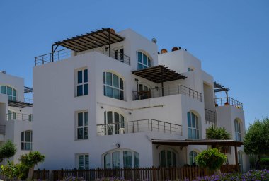 Kıbrıs 'taki Modern Beyaz Townhouse Akdeniz' e Yakın