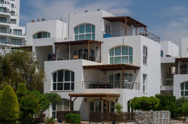 Kıbrıs 'taki modern bir yerleşim bölgesinde deniz kenarındaki beyaz konutlar.