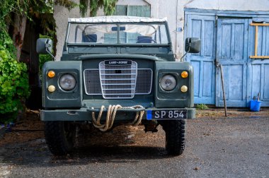 Gaziveren, Kıbrıs Rum Kesimi 06.01.2025 Vintage Green Land Rover Kıbrıs Caddesi 'ne park etti